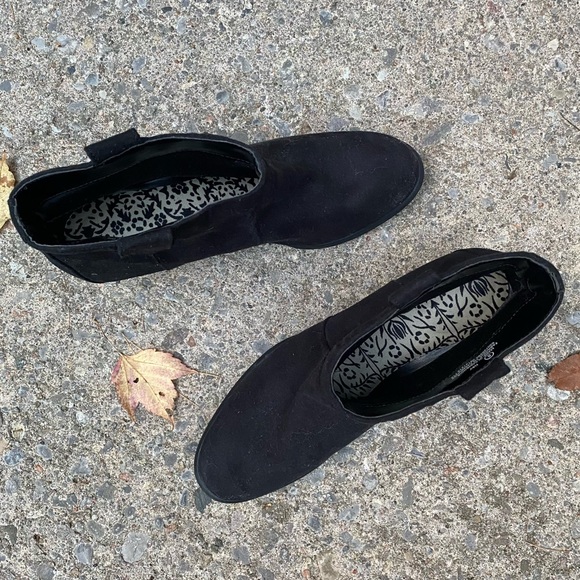 Brand New (NWOT) Black faux suede ankle booties - Picture 3 of 5